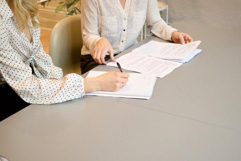 femmes signant des papiers