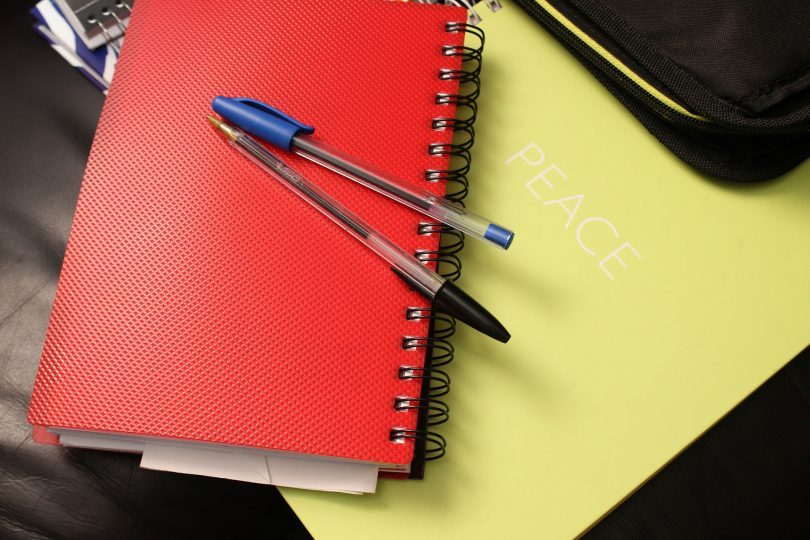 cahier et crayons
