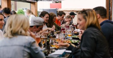 groupe de personnes à table