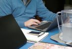 homme en télétravail
