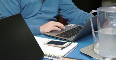 homme en télétravail