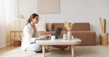 femme assise devant une table basse dans le salon