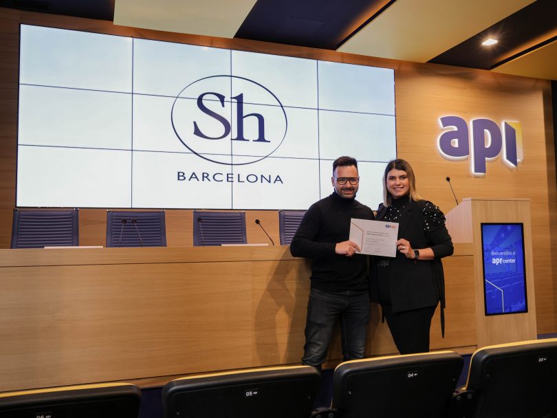 La directrice du département des ventes du ShBarcelona, Valentina Fierro, a eu l’honneur de recevoir le trophée.