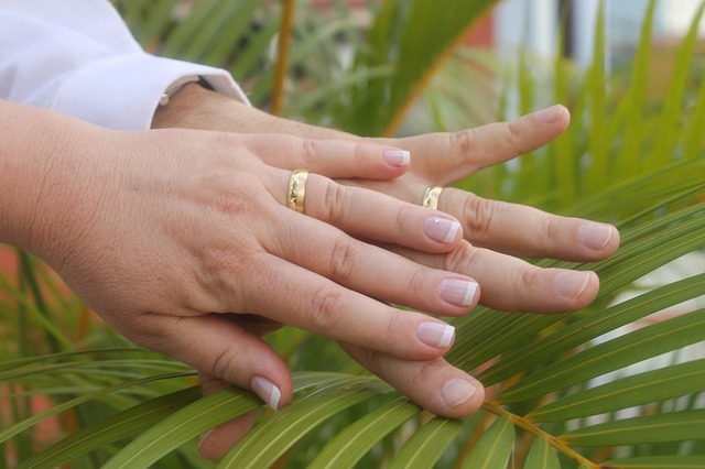 mains d'une femme et d'un homme l'une sur l'autre