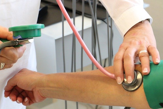 stéthoscope sur le bras