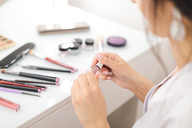 femme testant du maquillage