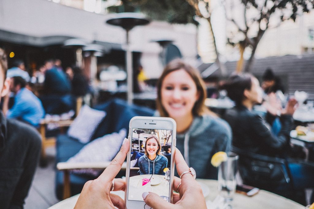 personne prenant une photo de femme avec un iphone