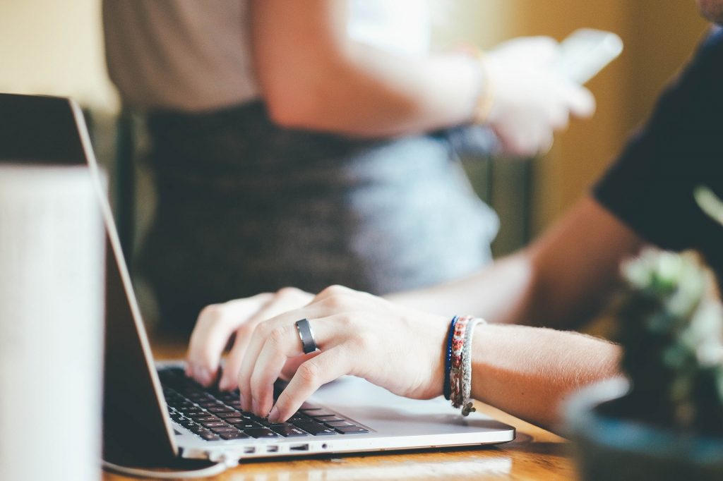 mains pianotant sur un clavier d'ordinateur