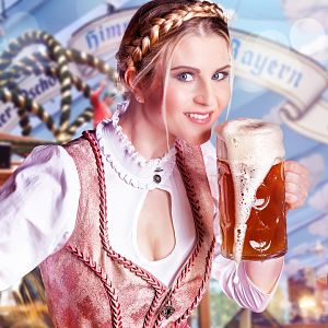 Noia portant un vestit típic de l'Oktoberfest