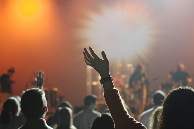 gens dans un concert de musique
