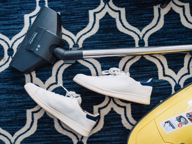 chaussures et aspirateur sur tapis