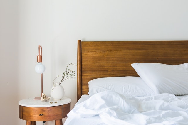 chambre avec lit et table de chevet