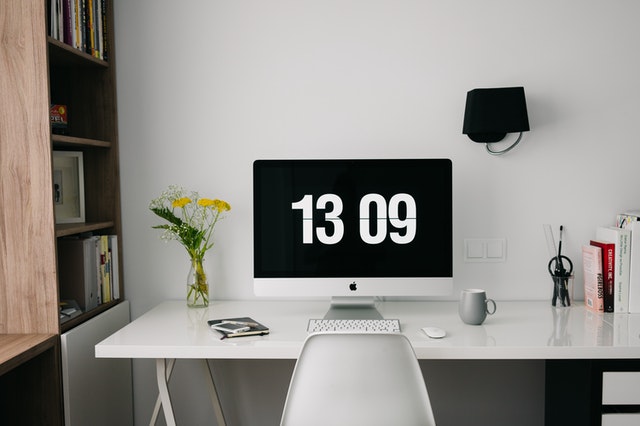 bureau avec table et chaise