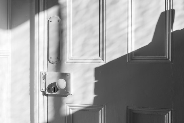 puerta piso compartido en Barcelona