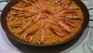 Paella de fideuà amb escamarlans i mariscos