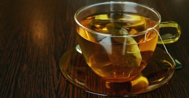 Got de té sobre una taula