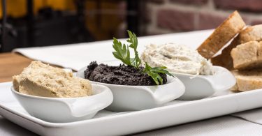 Selecció d'hummus com a aperitiu
