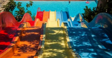 Tobogans de colors d'un parc aquàtic