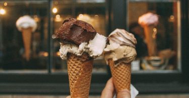 Brindant amb gelat davant una gelatería