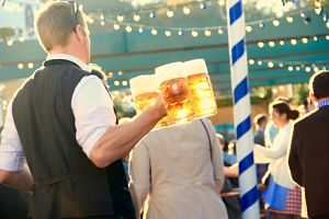 Participant de l'Oktoberfest gaudint de la cervesa