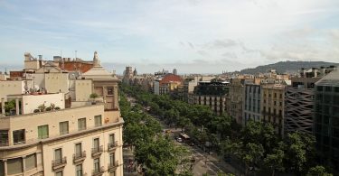 Imatge d'un dels carrers de Barcelona en plena tranquil·litat