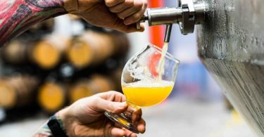 Noi servint cervesa artesanal