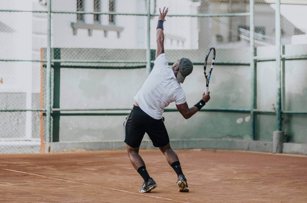 jugador de tenis fent servei de pilota