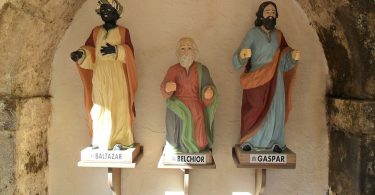 three wise men statues