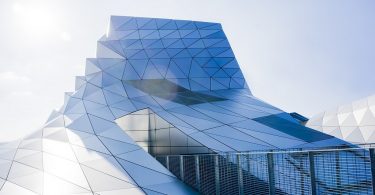 futuristisch gebouw met veel glas