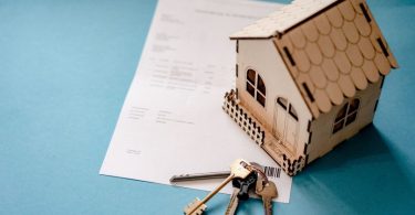 rent tax-deductible, contract, small house and keys