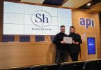 The director of ShBarcelona Sales, Valentina Fierro, with the award of the best agency