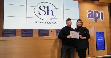 The director of ShBarcelona Sales, Valentina Fierro, with the award of the best agency