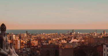Panoramic view of Barcelona, ​​with the Mediterranean Sea in the background.