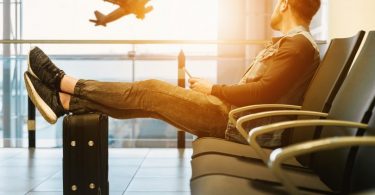 Persona esperando en aeropuerto