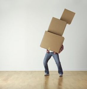 Imagen de una persona cargando con cajas