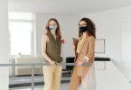 mujeres de negocios con mascarillas en la cara