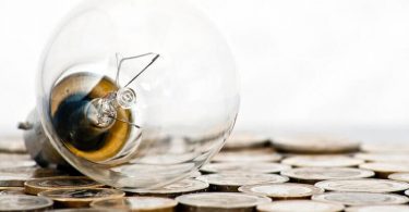 bombilla de luz sobre monedas