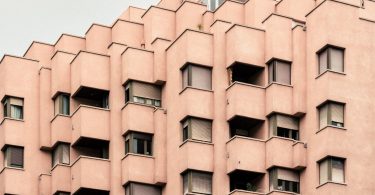 Un edificio de apartamentos residenciales.