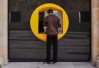 Una persona sacando dinero de su cuenta bancaria. Foto: Manuel via Unsplash