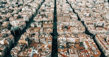 Foto aérea del distrito del Eixample de Barcelona, con sus típicas manzanas de edificios.
