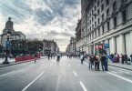 avenue de barcelone avec des passants