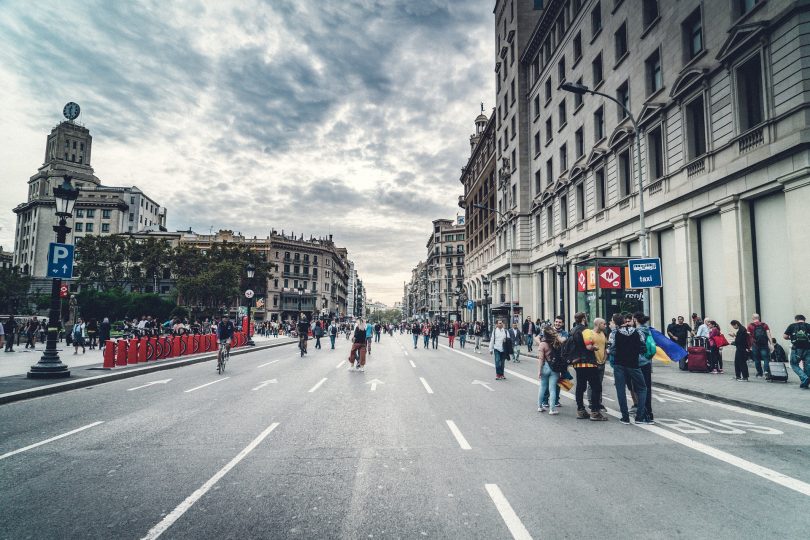 avenue de barcelone avec des passants