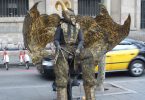 homme statue en forme d'animal dans les rues de barcelone