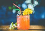 boisson orange dans un pot masson avec paille
