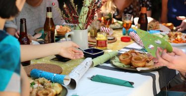 repas de personnes autour d'une table