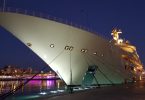 bateau accosté dans un port la nuit