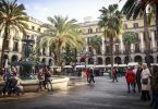 place de barcelone avec fontaine d'eau et palmiers