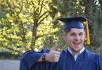 etudiant en tenue de diplômé