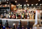 comptoir de bar avec bouteilles