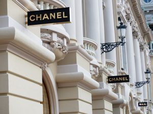 Façade d'immeuble blanc avec l'inscription Chanel